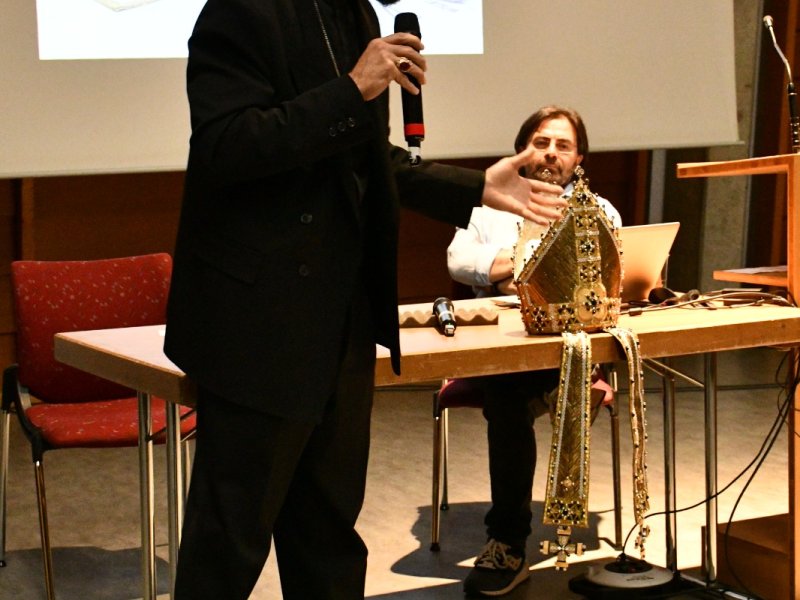 <img alt="" src="/user/pages/04.evenements/tous-les-evenements/le-couturier-des-papes/Sorcinelli3.jpeg?title" width="533" height="800" />